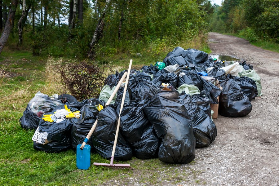 Люди убирают мусор фото