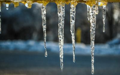 Администрация Орла предупреждает об опасности схождения снежных и ледяных масс