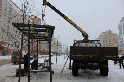 В Зареченском микрорайоне устанавливают остановочные павильоны 