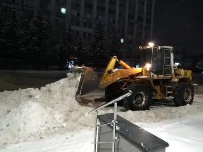 За минувшую ночь с улиц Орла вывезли почти 7,7 тысяч куб. м снега