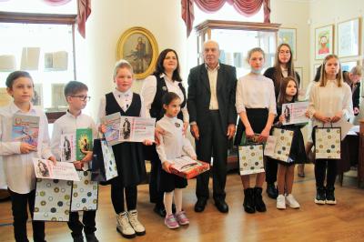 Юные художники увековечили творчество Петра Якушкина в своих работах 