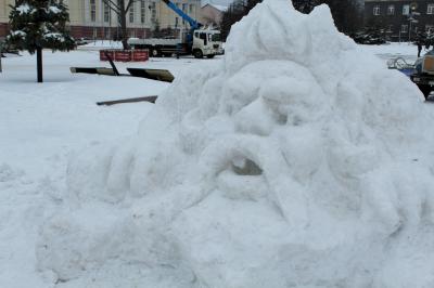 Перед ОГАТ им. И.С. Тургенева появились снежные скульптуры