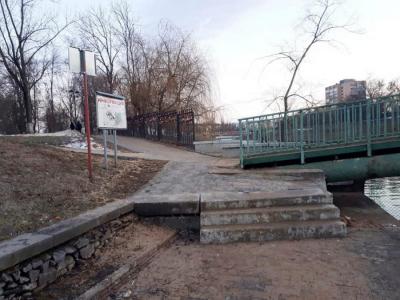 Ступени около пешеходного моста через реку Орлик отремонтируют
