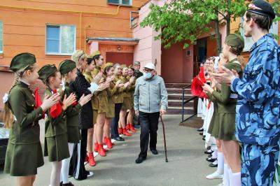 Орловцы третий день песнями и танцами поздравляют ветеранов Великой Отечественной войны