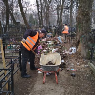 В Орле продолжается уборка городских кладбищ