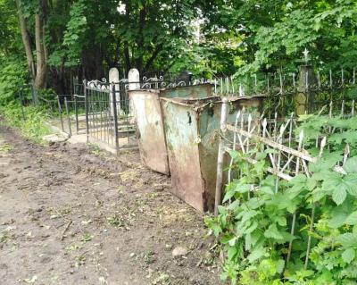 Уборка орловских кладбищ продолжается