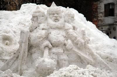 Площадку перед ОГАТ вновь украсили скульптуры и горки из снега