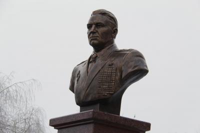 В Орле торжественно открыли памятник Василию Маргелову