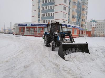 Продолжается уборка города от снега