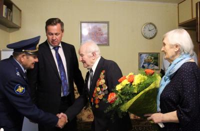 Александр Муромский поздравил ветерана с приближающимся Днем города