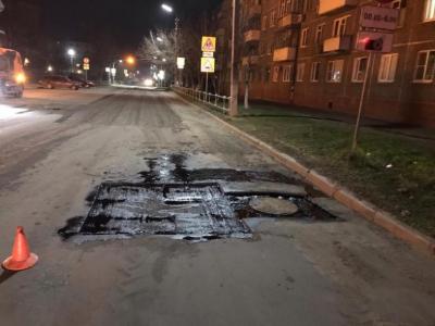 Орловские дорожники продолжают заделывать ямы горячим асфальтом