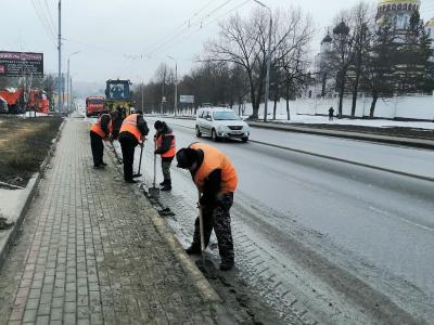Спецавтобаза чистит дороги Орла от снега, льда и уличного смёта