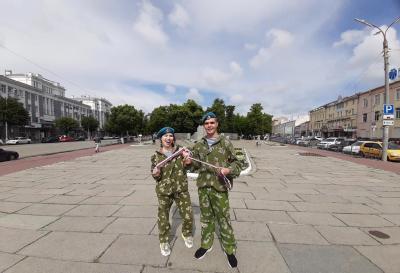 Символ гордости: Орловцам раздали 2 тыс. ленточек цветов российского флага