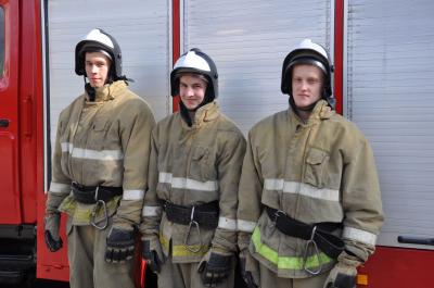 Добровольцы помогают пожарным сражаться с огненной стихией