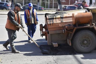 Ямочный ремонт дорог в областном центре продолжается