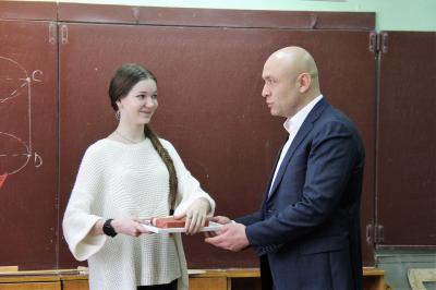 Юрий Парахин поздравил победителя и лауреатов конкурса «Ученик года» 
