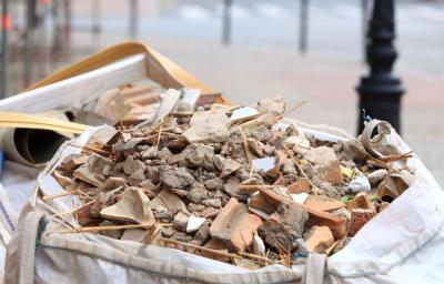 Складирование строительных отходов в местах сбора ТКО запрещено