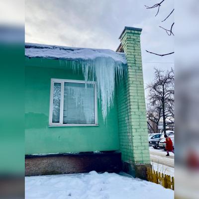 Уборка снега и сосулек с балконов и кондиционеров – обязанность собственников жилых помещений 