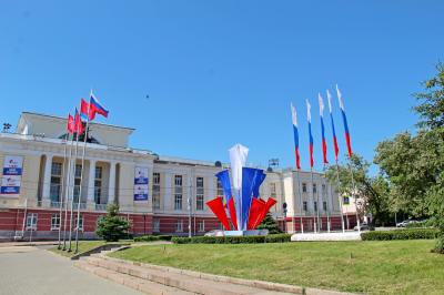 День России в Орле отметили торжественным подъёмом флагов