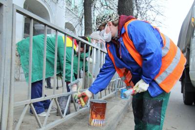 Завершить работы по покраске ограждений на центральных улицах города и мостах планируется к 9 мая