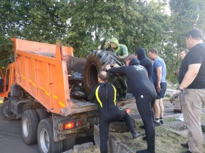 Дайверы очистили участок реки Орлик в районе Детского парка