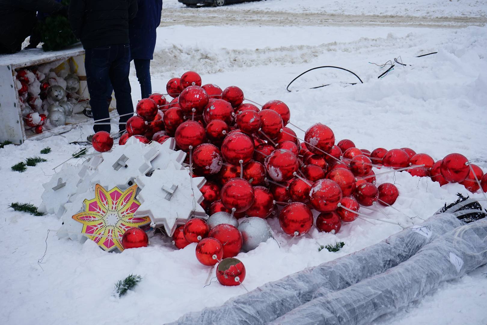 Когда разбирать новогодние украшения